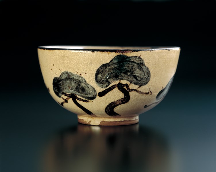 乾山銹絵染付松図茶碗 - MIHO MUSEUM